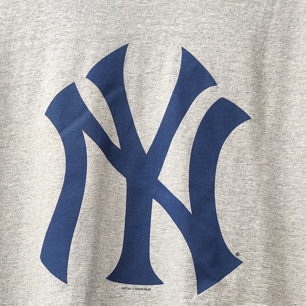 MLB NY Yankees Short Sleeve T-Shirt - Picture 2 of 2